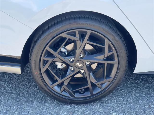 Photo of 2025 Atlas White Hyundai ELANTRA