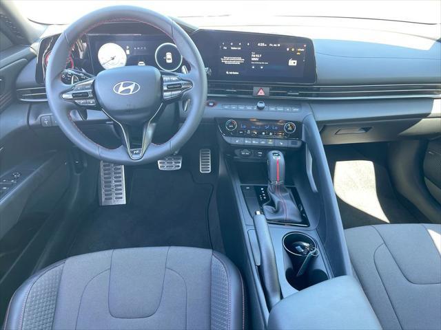 Photo of 2025 Atlas White Hyundai ELANTRA