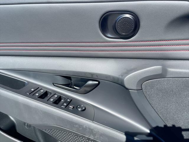 Photo of 2025 Atlas White Hyundai ELANTRA