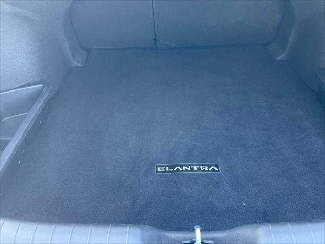 Photo of 2025 Atlas White Hyundai ELANTRA