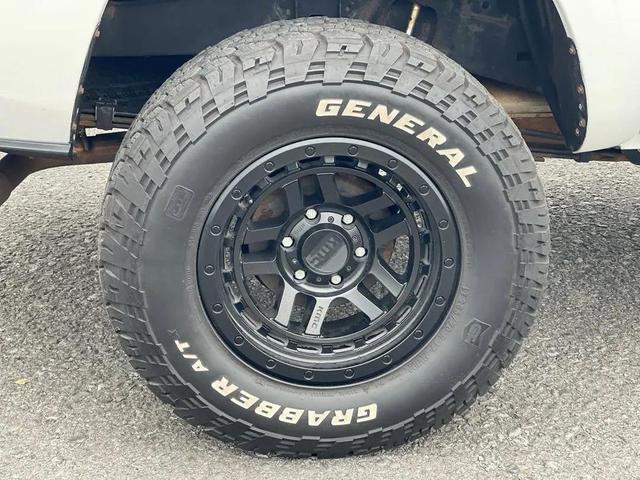 Photo of 2021 Super White Toyota Tacoma