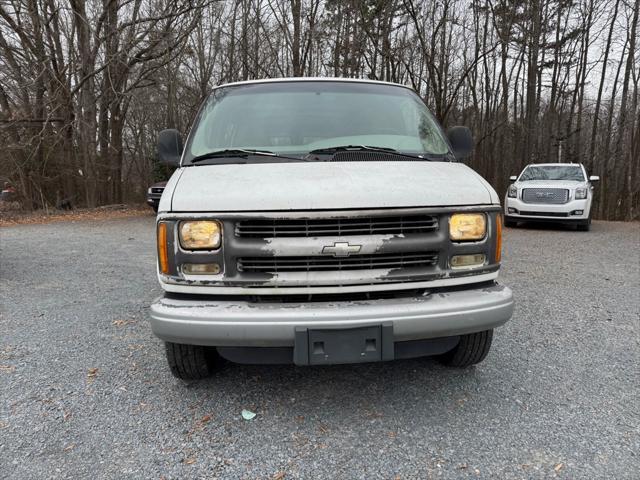 Photo of 1998 Summit White Chevrolet Van