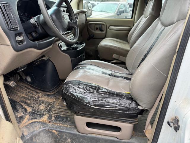 Photo of 1998 Summit White Chevrolet Van