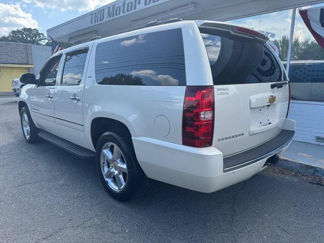 Photo of 2014 WHITE Chevrolet Suburban