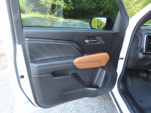 Photo of 2023 Summit White GMC Canyon