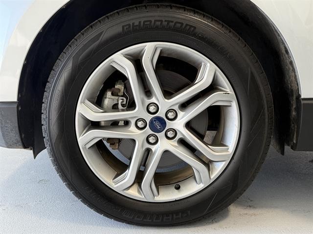 Photo of 2015 Ingot Silver Ford Edge