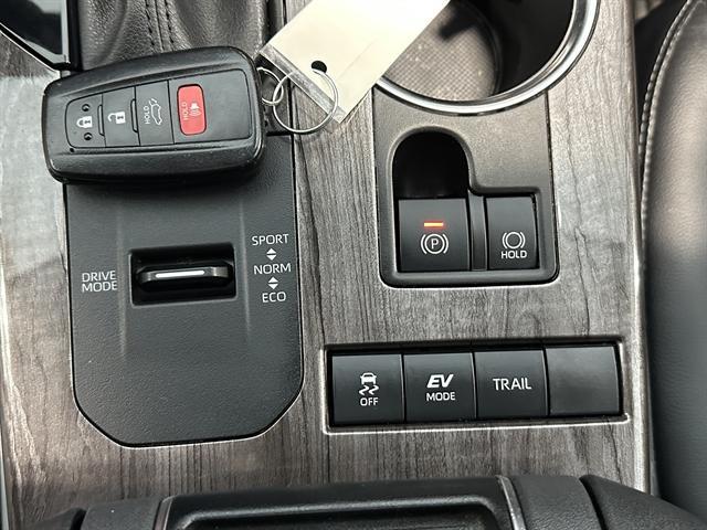 Photo of 2021 Blizzard Pearl Toyota Highlander Hybrid