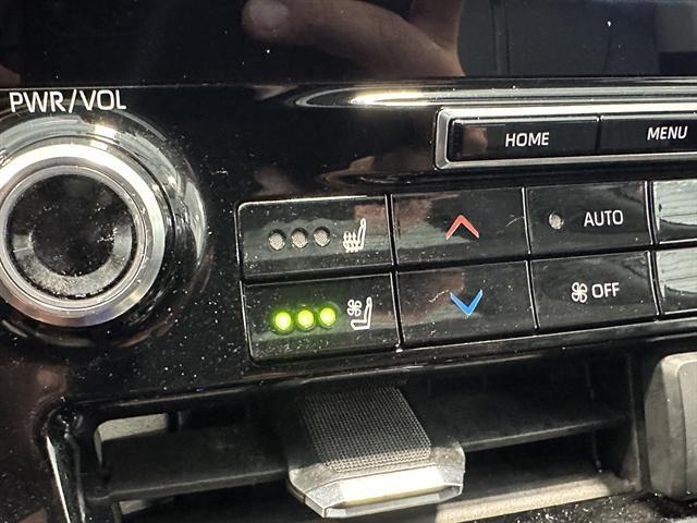 Photo of 2021 Blizzard Pearl Toyota Highlander Hybrid
