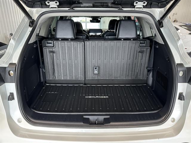 Photo of 2021 Blizzard Pearl Toyota Highlander Hybrid