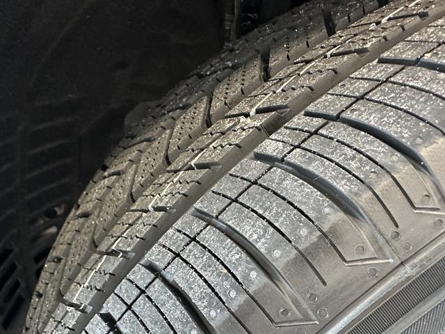 Photo of 2021 Blizzard Pearl Toyota Highlander Hybrid