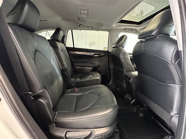 Photo of 2021 Blizzard Pearl Toyota Highlander Hybrid