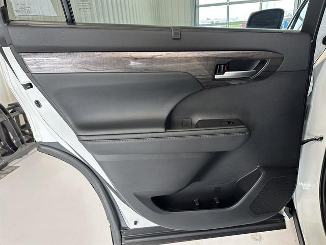 Photo of 2021 Blizzard Pearl Toyota Highlander Hybrid