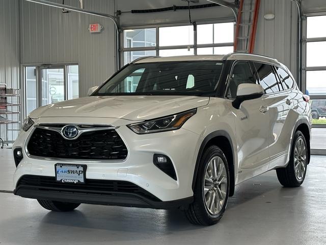 Photo of 2021 Blizzard Pearl Toyota Highlander Hybrid