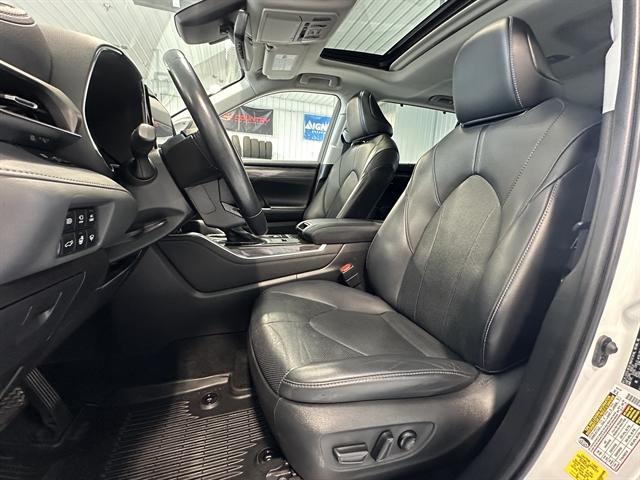 Photo of 2021 Blizzard Pearl Toyota Highlander Hybrid