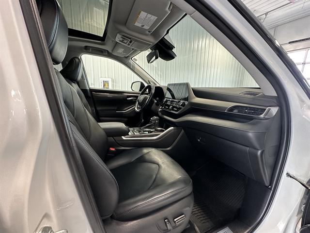 Photo of 2021 Blizzard Pearl Toyota Highlander Hybrid