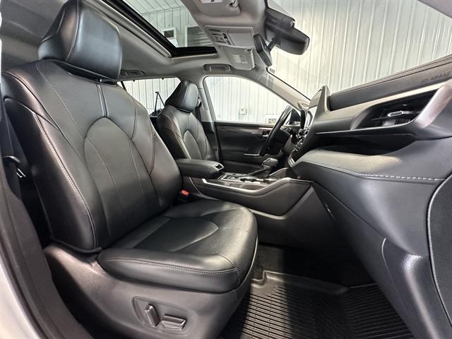 Photo of 2021 Blizzard Pearl Toyota Highlander Hybrid