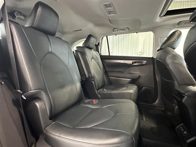 Photo of 2021 Blizzard Pearl Toyota Highlander Hybrid