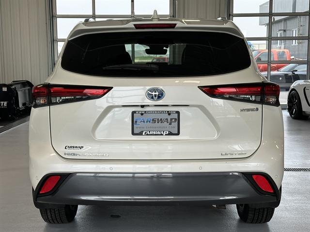 Photo of 2021 Blizzard Pearl Toyota Highlander Hybrid