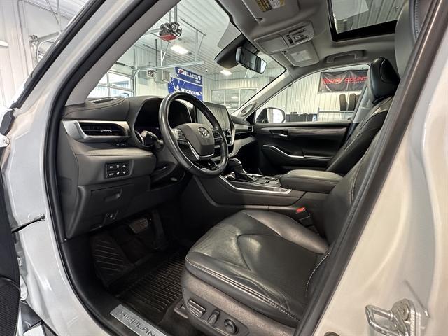 Photo of 2021 Blizzard Pearl Toyota Highlander Hybrid