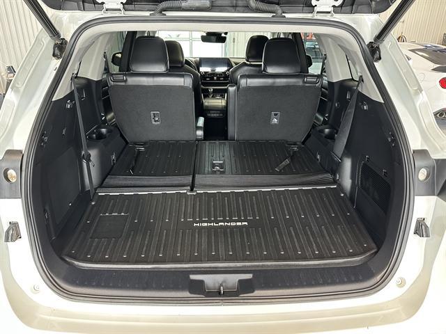 Photo of 2021 Blizzard Pearl Toyota Highlander Hybrid