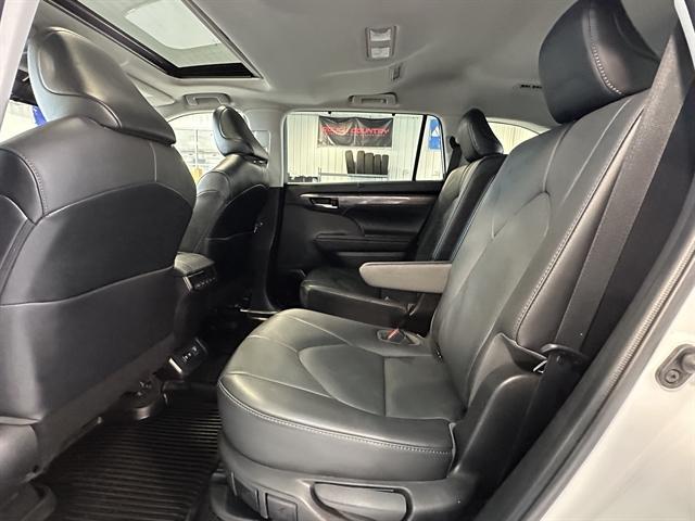 Photo of 2021 Blizzard Pearl Toyota Highlander Hybrid
