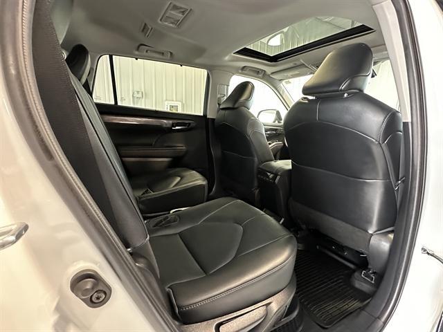 Photo of 2021 Blizzard Pearl Toyota Highlander Hybrid