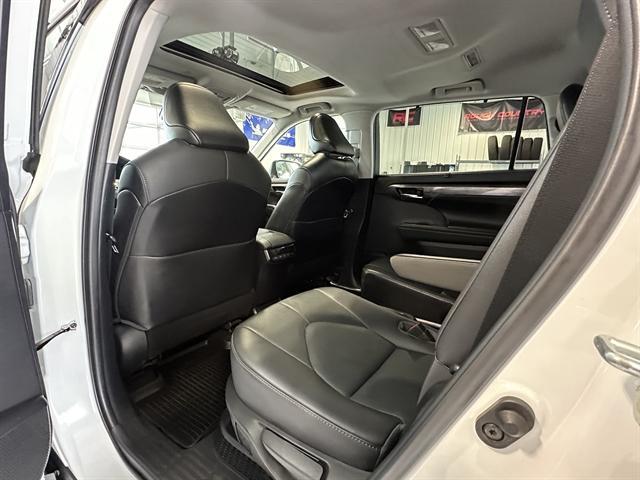 Photo of 2021 Blizzard Pearl Toyota Highlander Hybrid