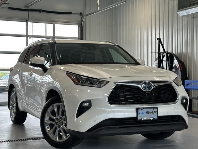 Photo of 2021 Blizzard Pearl Toyota Highlander Hybrid