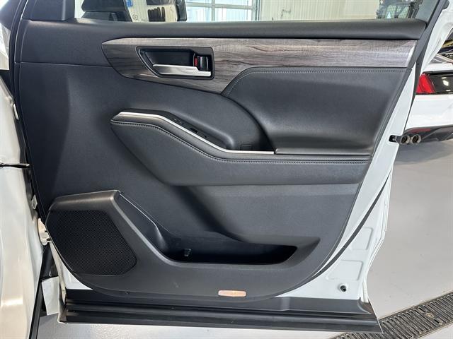 Photo of 2021 Blizzard Pearl Toyota Highlander Hybrid