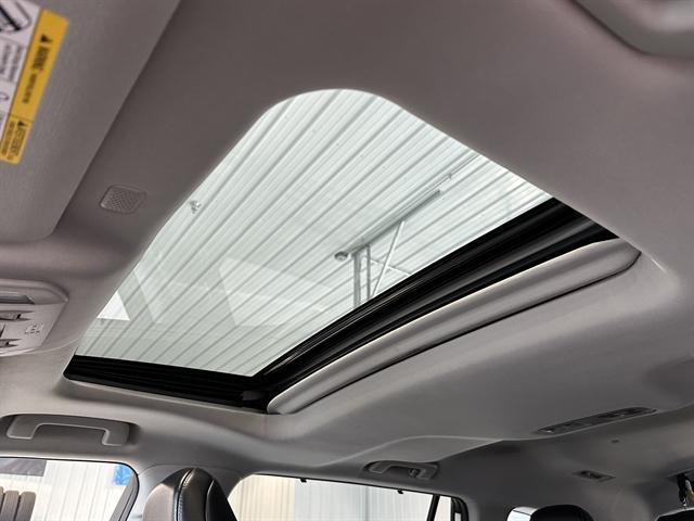 Photo of 2021 Blizzard Pearl Toyota Highlander Hybrid
