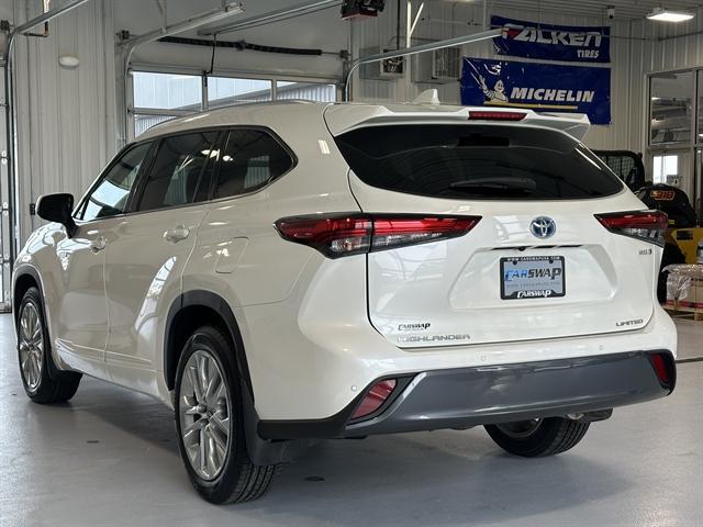 Photo of 2021 Blizzard Pearl Toyota Highlander Hybrid