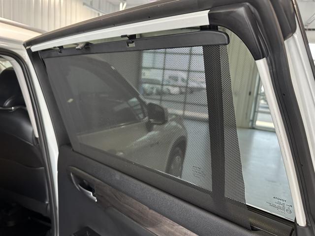 Photo of 2021 Blizzard Pearl Toyota Highlander Hybrid