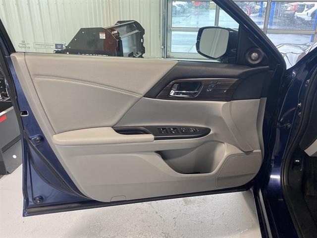 Photo of 2017 Obsidian Blue Pearl Honda Accord