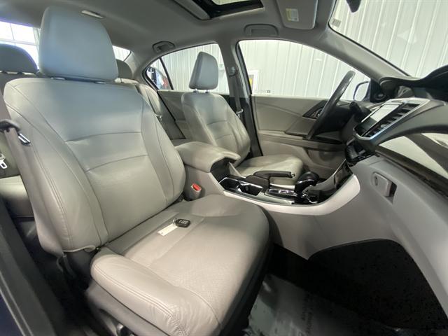 Photo of 2017 Obsidian Blue Pearl Honda Accord