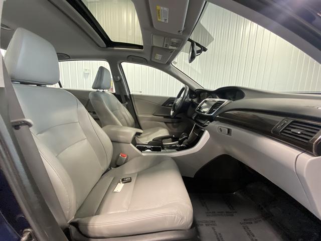 Photo of 2017 Obsidian Blue Pearl Honda Accord