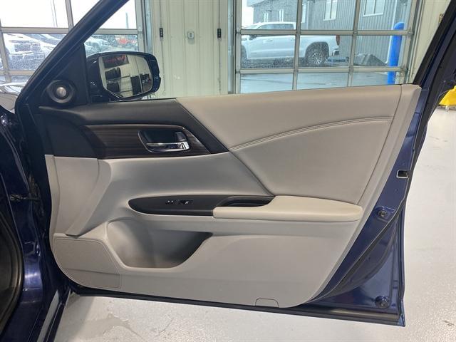 Photo of 2017 Obsidian Blue Pearl Honda Accord