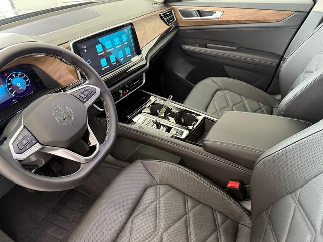 Photo of 2025 Deep Black Pearl Volkswagen Atlas