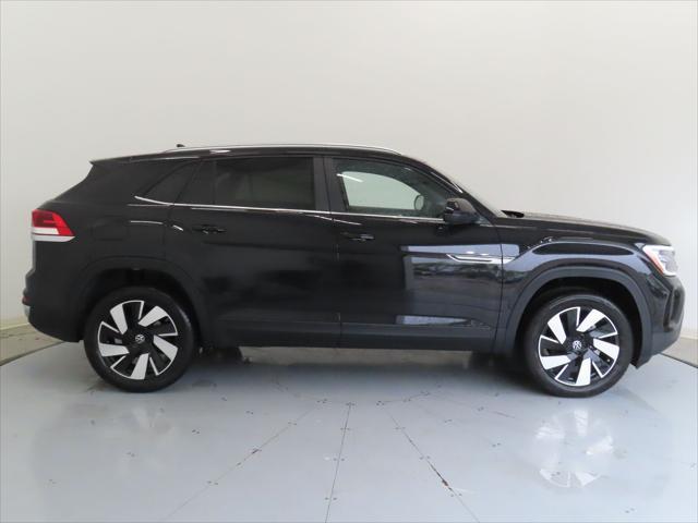 Photo of 2025 Deep Black Pearl Volkswagen Atlas Cross Sport