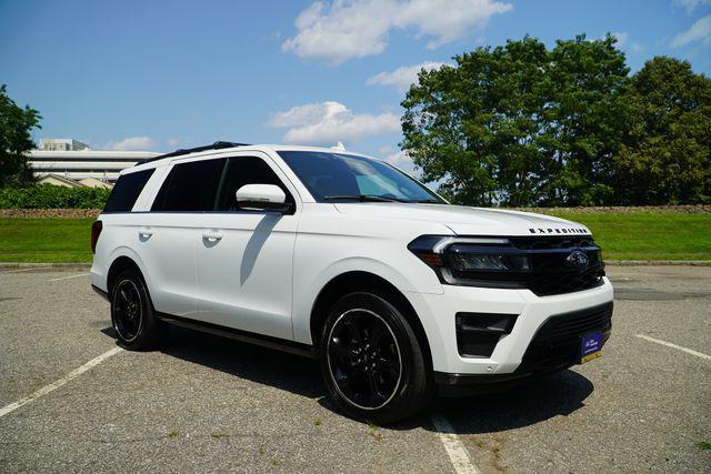 Photo of 2022 White Ford Expedition