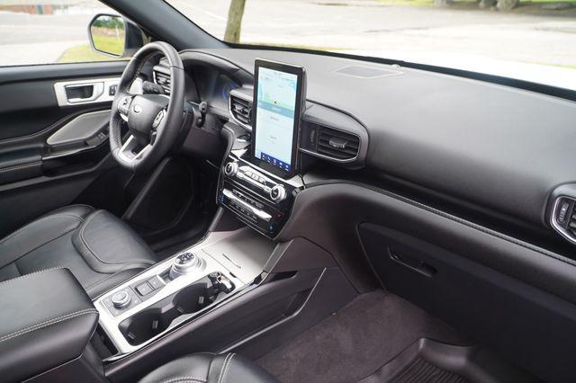 Photo of 2022 Star White Metallic Tri-Coat Ford Explorer