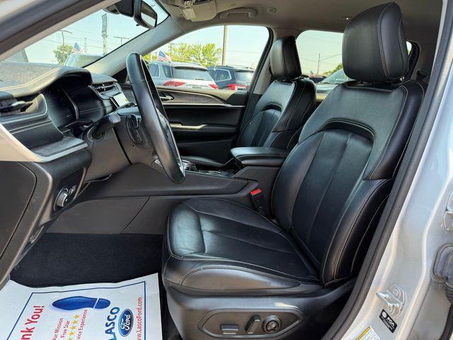 Photo of 2021 Silver Zynith Jeep Grand Cherokee L