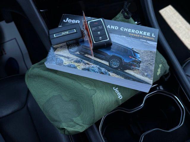 Photo of 2021 Silver Zynith Jeep Grand Cherokee L
