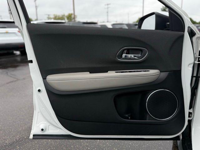Photo of 2022 Platinum White Pearl Honda HR-V