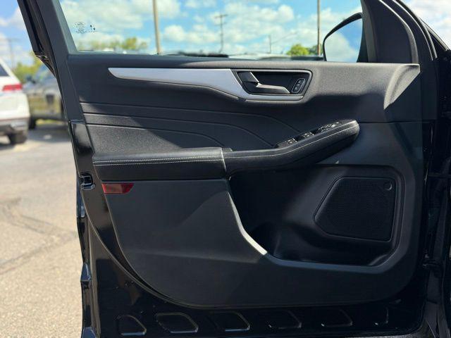 Photo of 2022 Agate Black Metallic Ford Escape