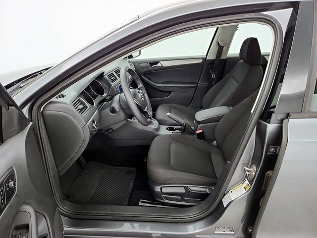 Photo of 2016 Gray Volkswagen Jetta