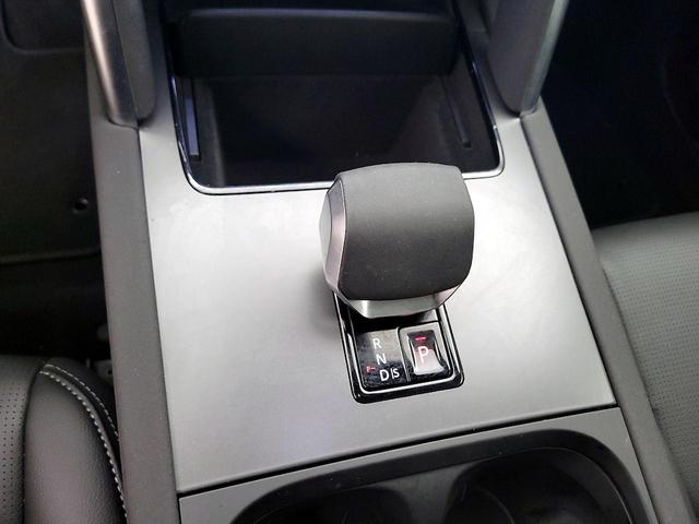 Photo of 2024 White Land Rover Discovery Sport