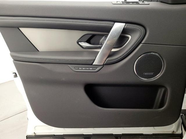 Photo of 2024 White Land Rover Discovery Sport