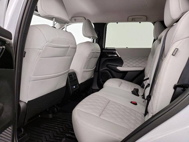 Photo of 2024 White Mitsubishi Outlander