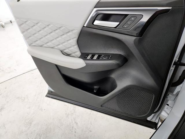 Photo of 2024 White Mitsubishi Outlander