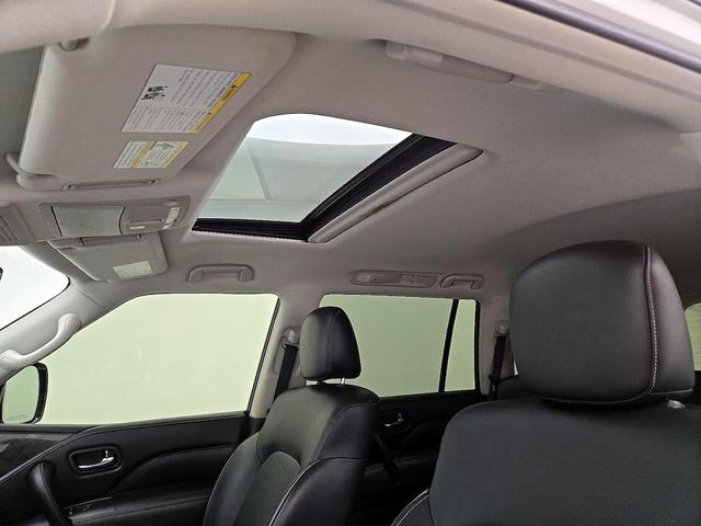 Photo of 2022 White INFINITI QX80
